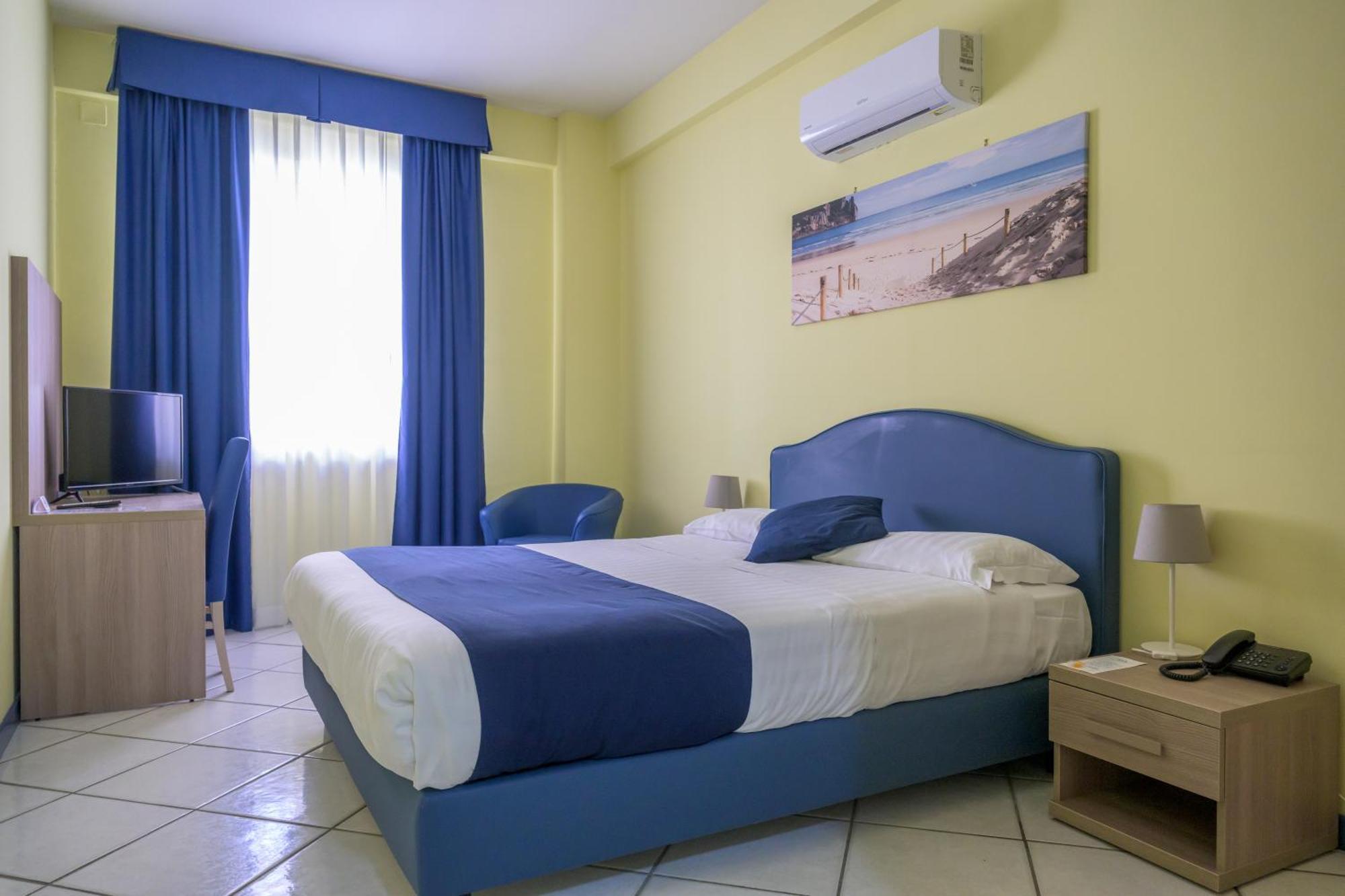 Hotel Centro Congressi Polo Nautico Salernes Extérieur photo