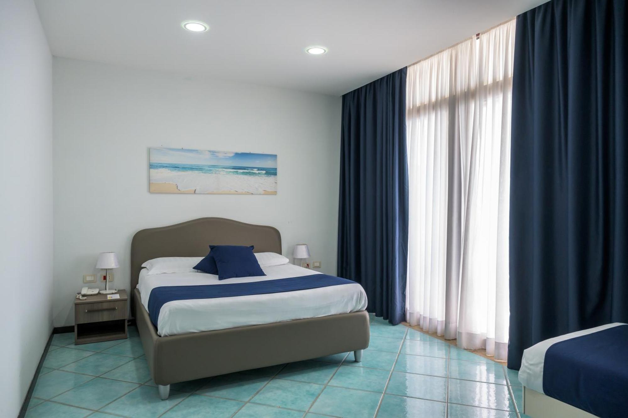 Hotel Centro Congressi Polo Nautico Salernes Extérieur photo