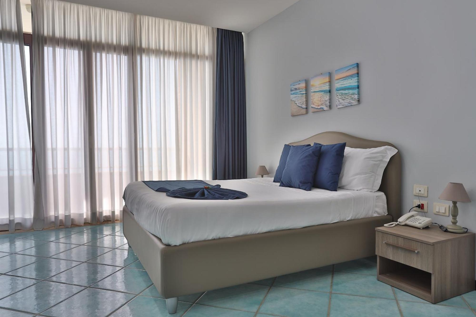 Hotel Centro Congressi Polo Nautico Salernes Extérieur photo