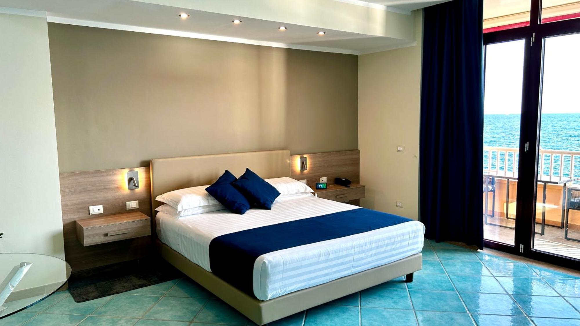 Hotel Centro Congressi Polo Nautico Salernes Extérieur photo