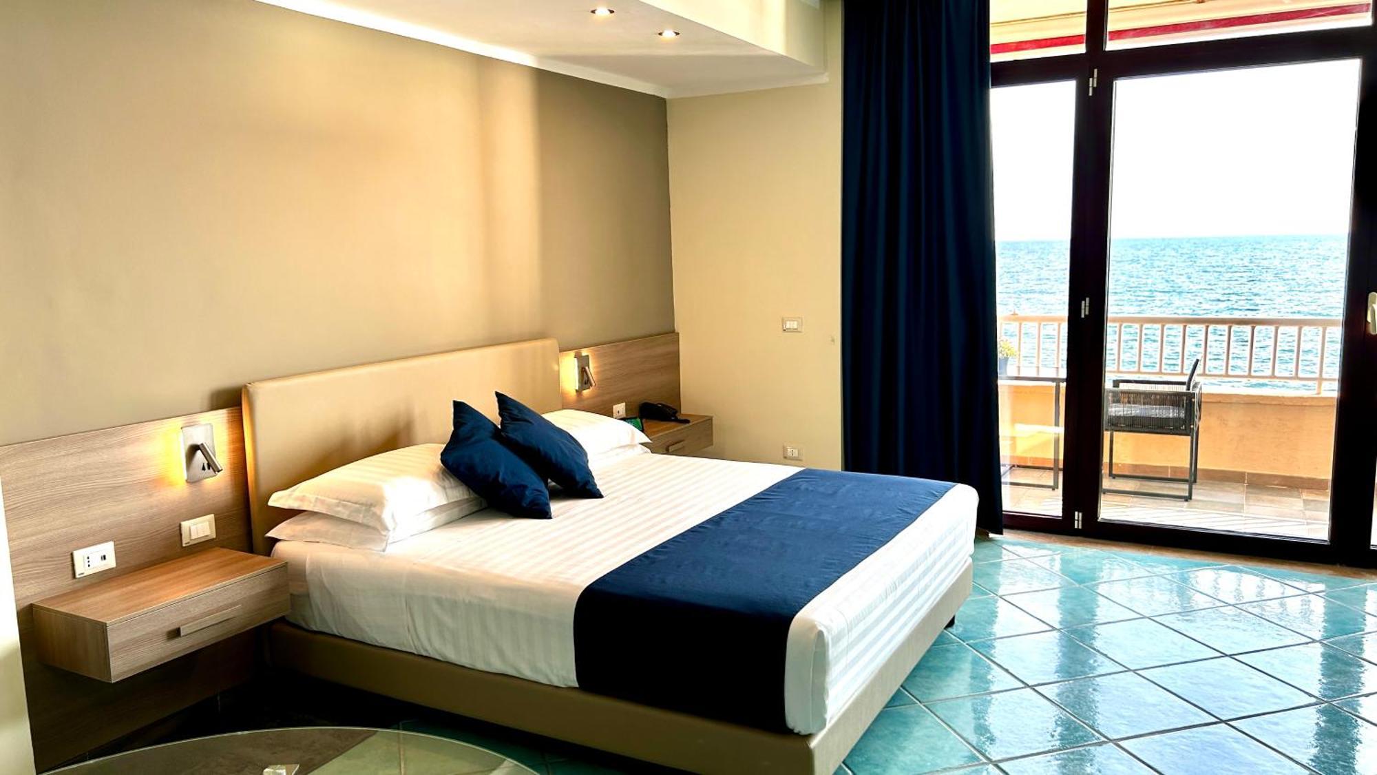 Hotel Centro Congressi Polo Nautico Salernes Extérieur photo